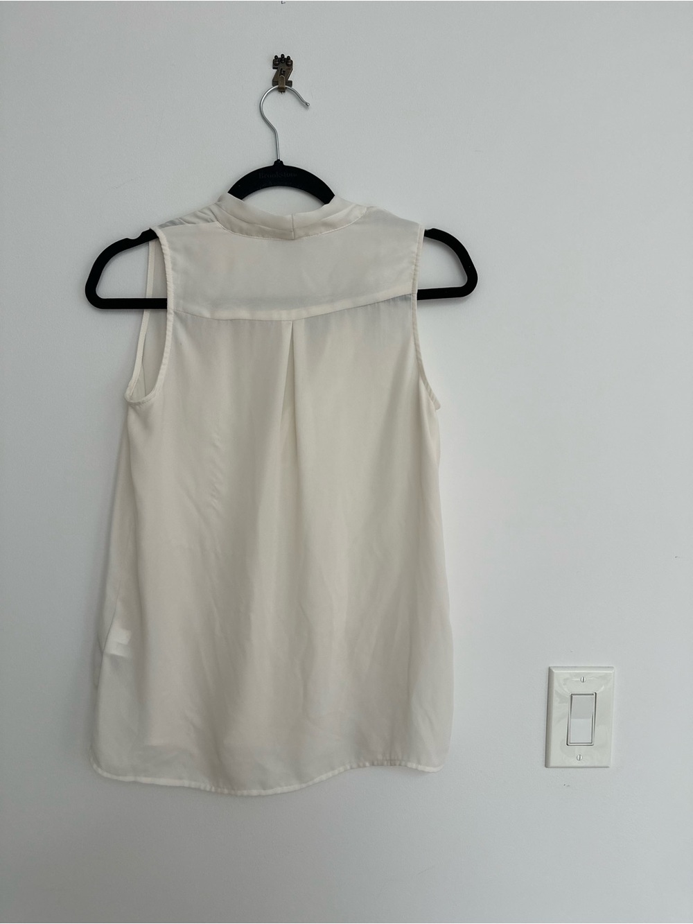 Ann Taylor XS Cream Sleeveless Draped V-Neck Camisole - Picture 2 of 2